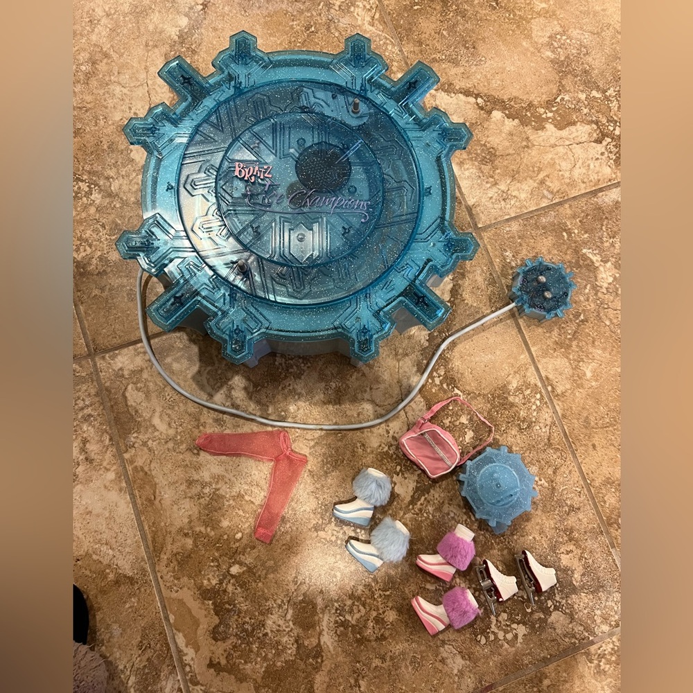 Bratz Ice Championz Clothes and Playset Bundle MGA